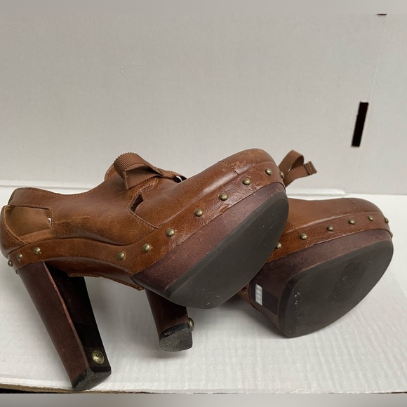 Cute Ugg Australia platform heels. Size 6.5 - Picture 3 of 5